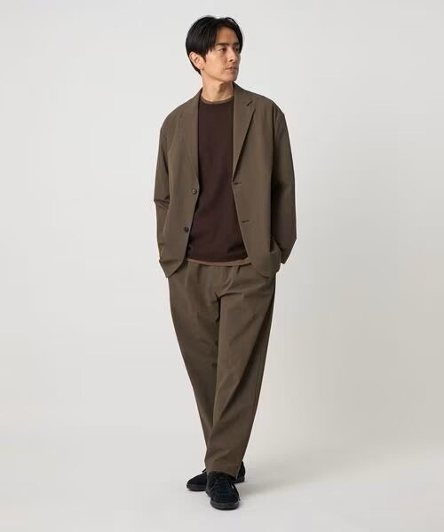 秋カラーを使ったコーデをしている男性