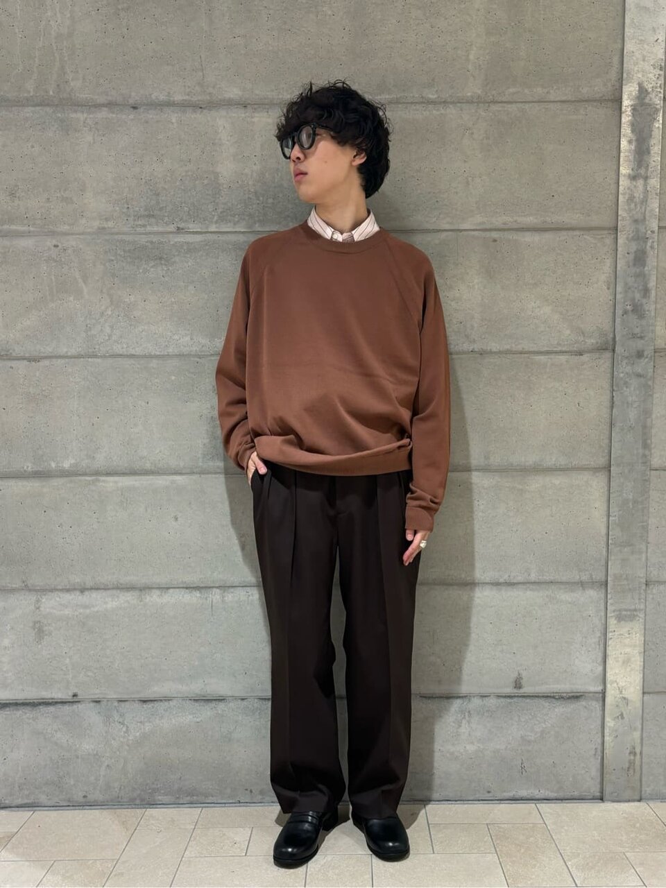 ライトピンクのシャツ×ピンクのニットのコーデ