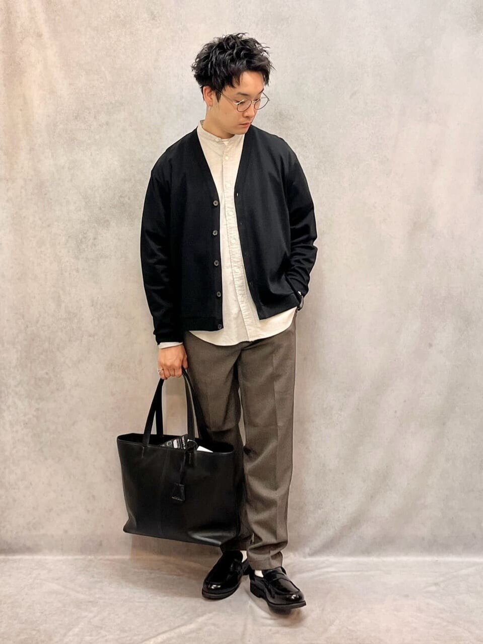 バンドカラーシャツ×カーディガンのコーデ
