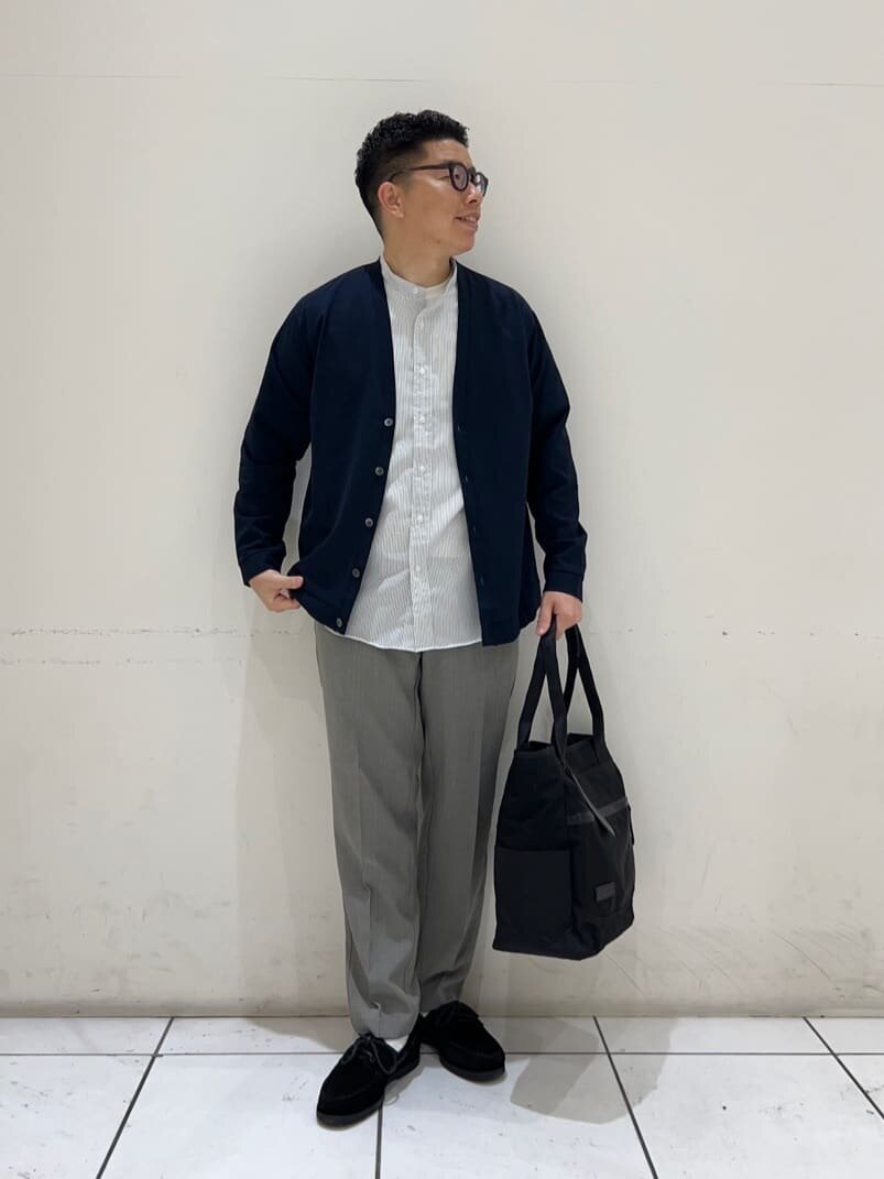ストライプ柄シャツ×カーディガンのコーデ