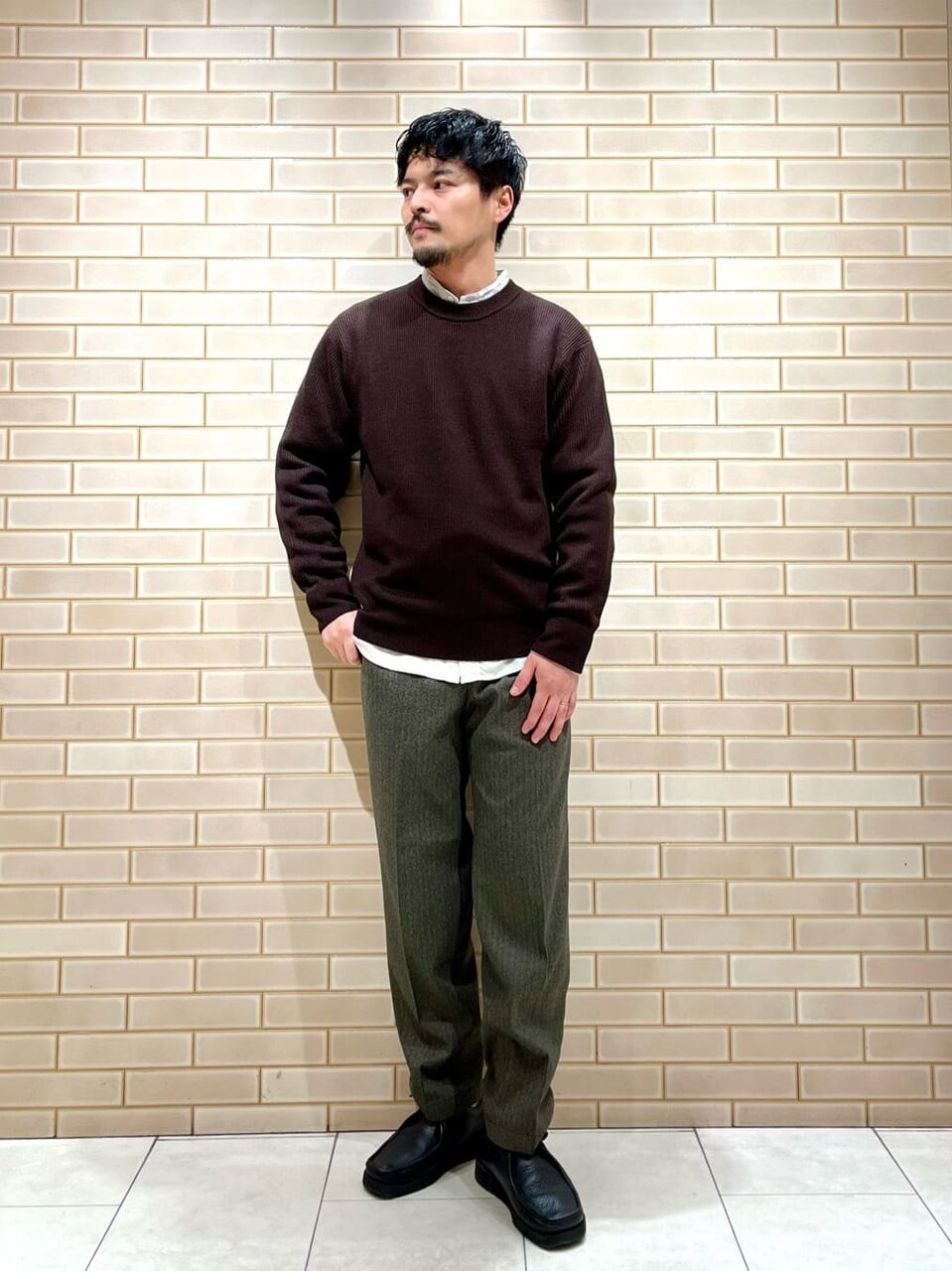 シャツ×ダークブラウンのニットのコーデ