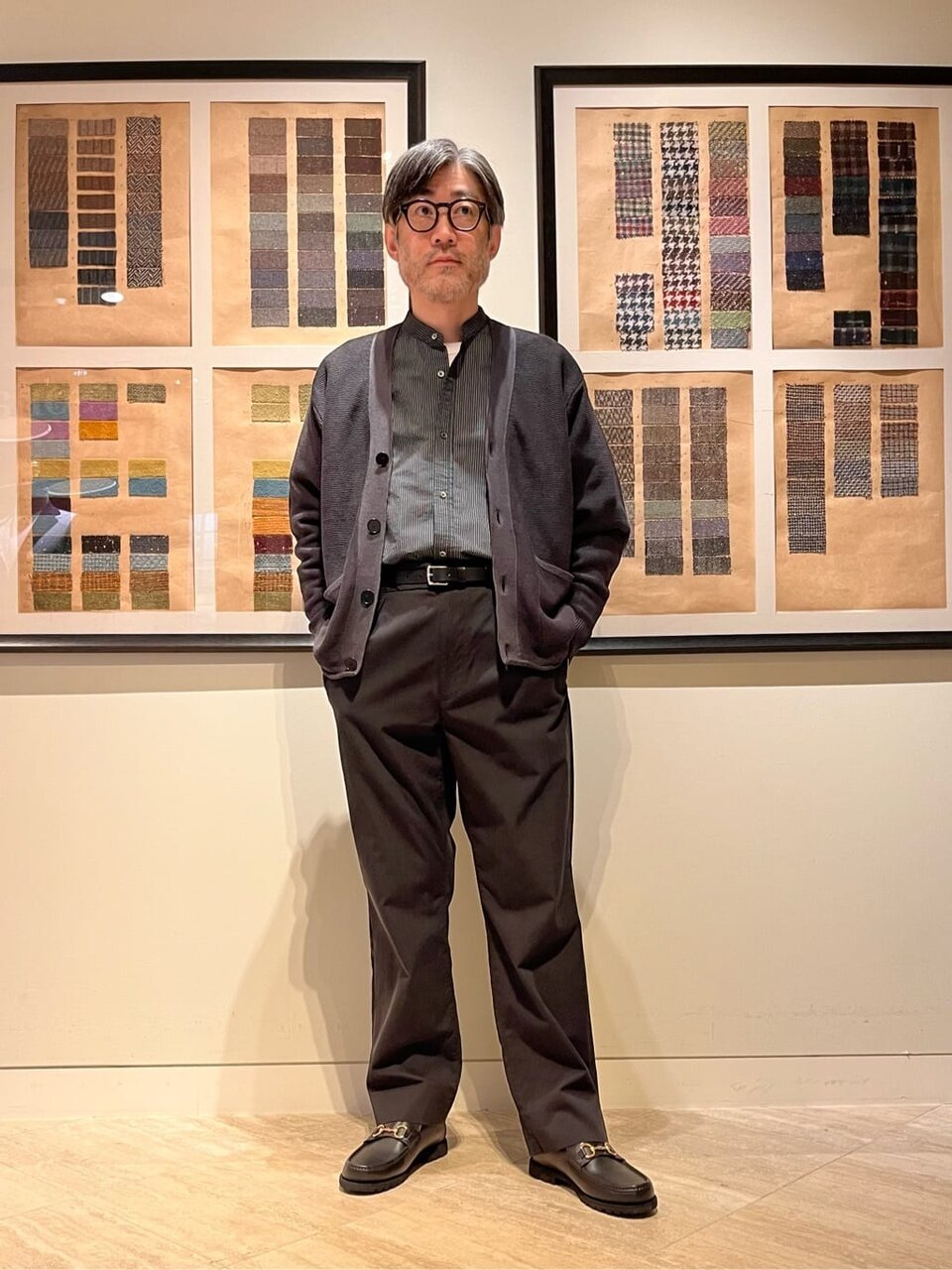 ストライプ柄シャツ×カーディガンのコーデ