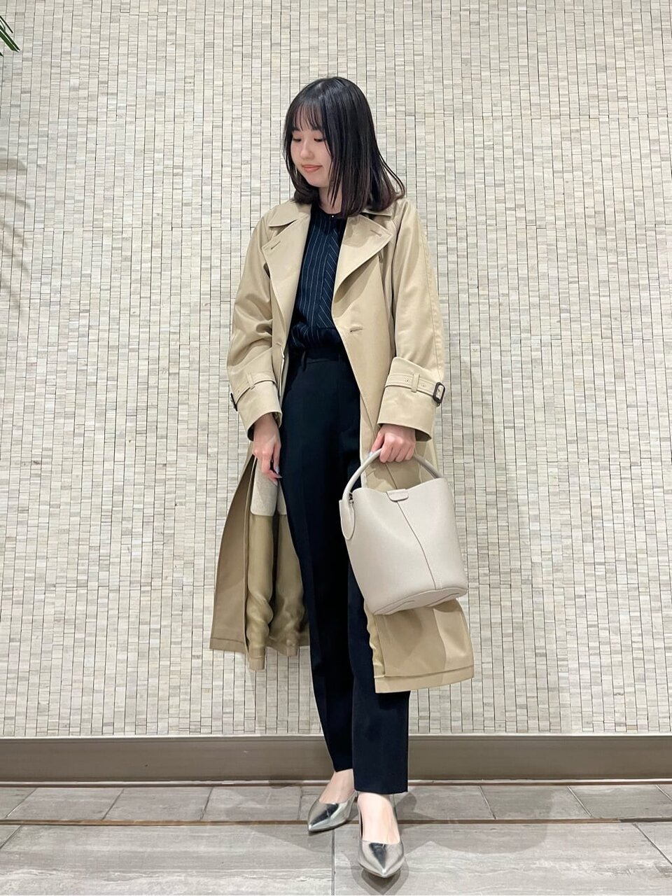 ブラウス×トレンチコート