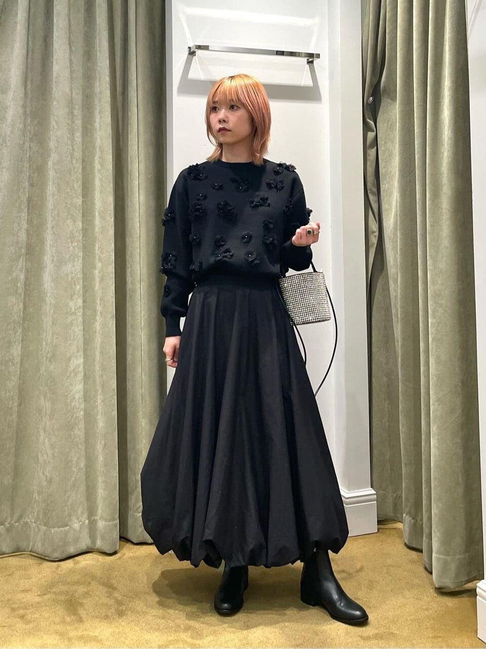 ロングスリーブニット×バルーンスカートのコーデ