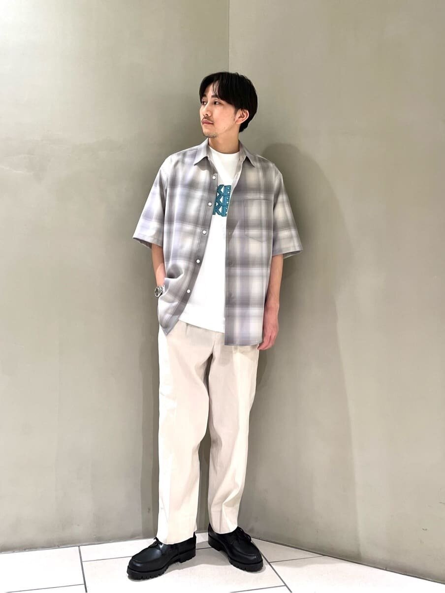 チェック柄シャツ×スラックスのアメカジコーデ
