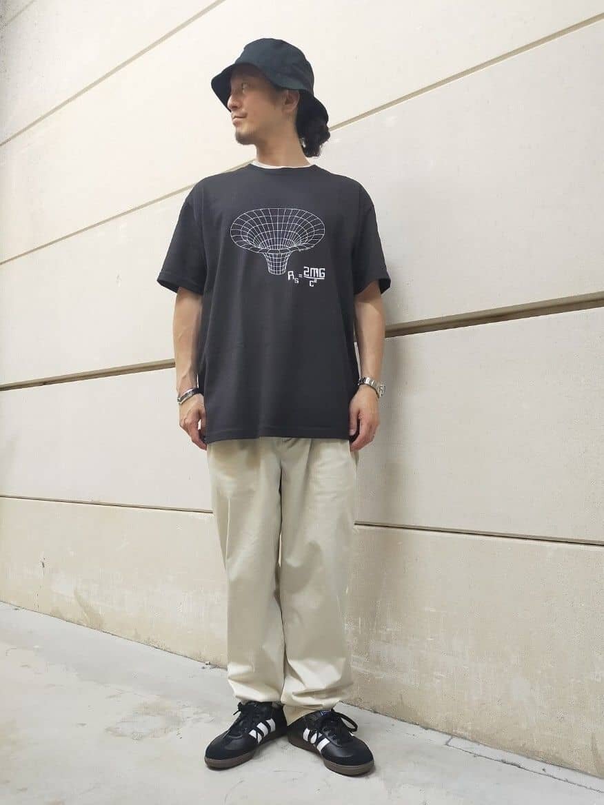 プリントTシャツ×チノパンのコーデ