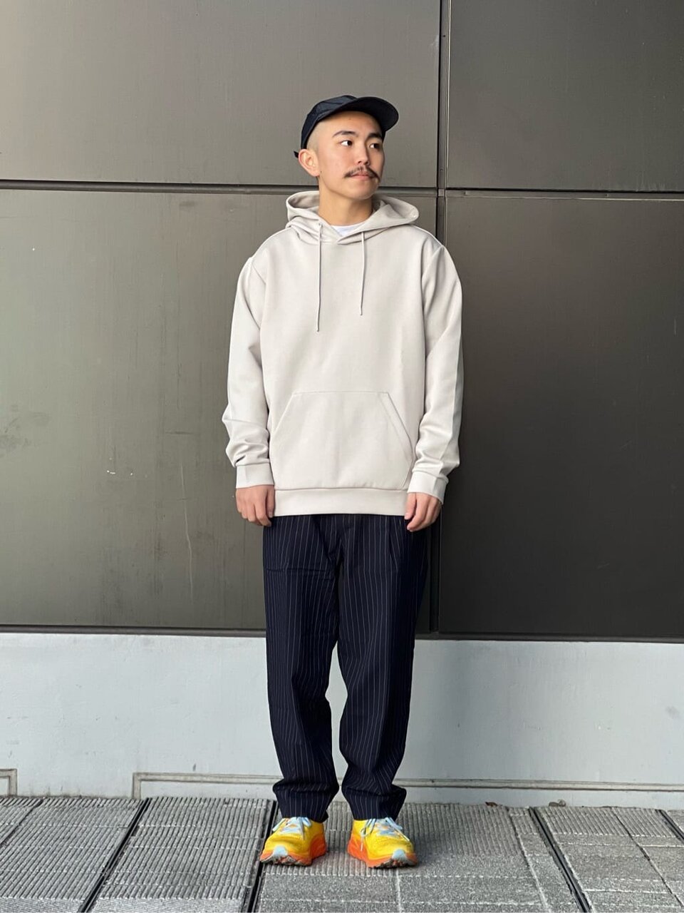 パーカー×スラックスのコーデ