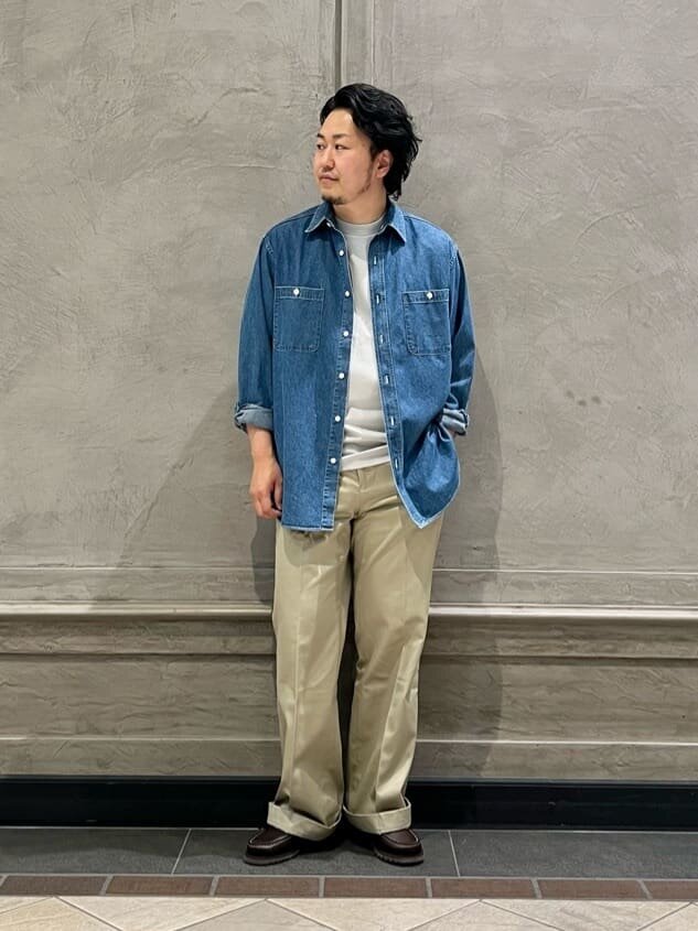 デニムシャツ×チノパンのコーデ