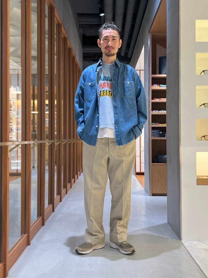 ダンガリーシャツ×チノパンのコーデ