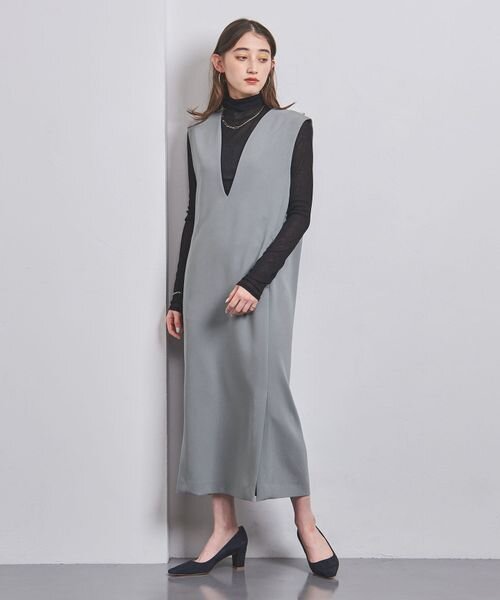 Vネックのジャンパースカート