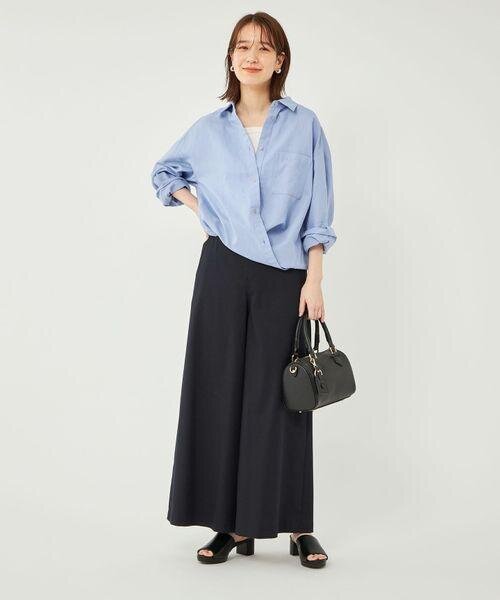 長袖シャツにワイドパンツをあわせた女性