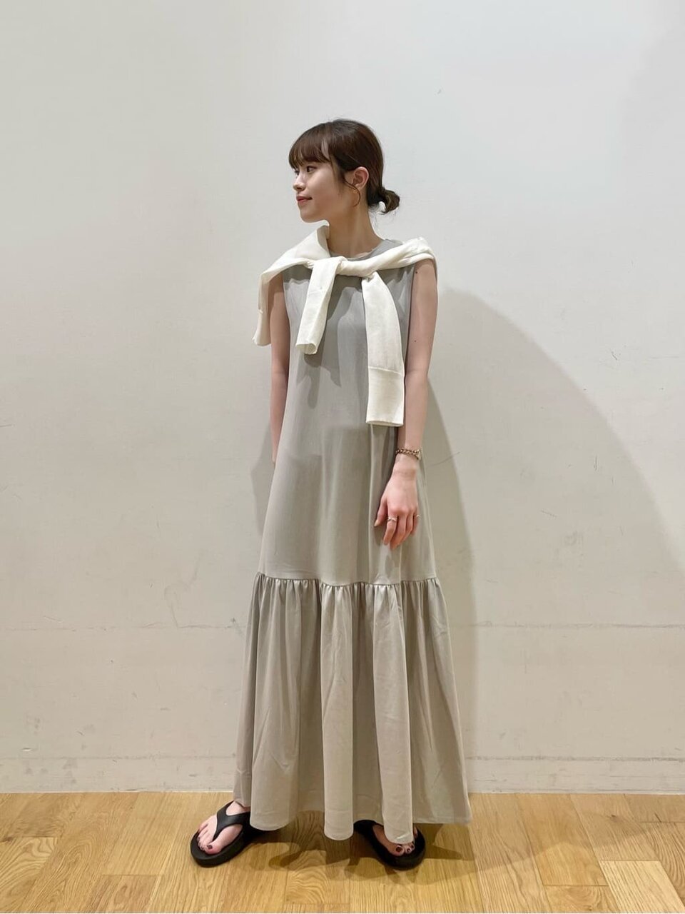 ワンピースにカーディガンをあわせた女性