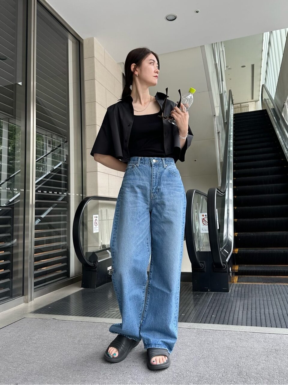 ショート丈シャツ×デニムパンツコーデ