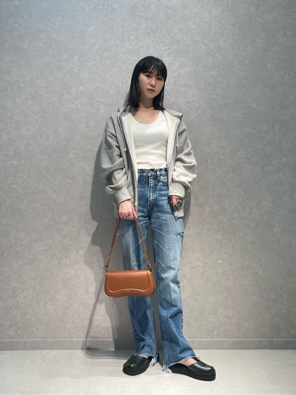 ジップアップパーカー×デニムパンツのコーデ