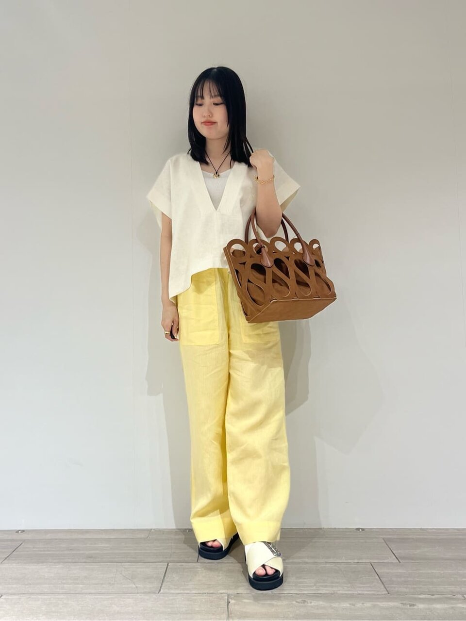 麻素材のアイテムを使った22度の服装