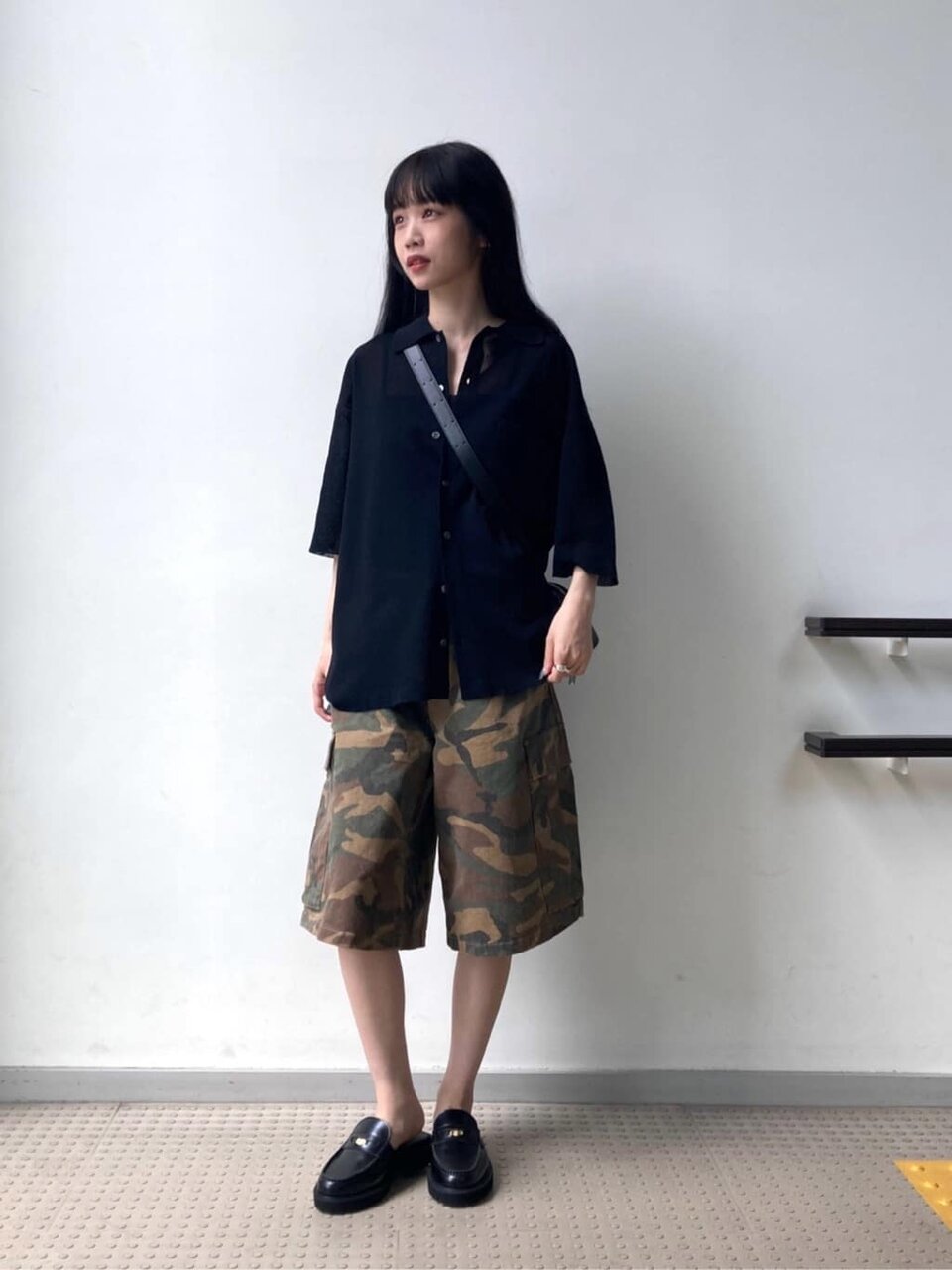 ショートパンツとローファーをあわせた女性