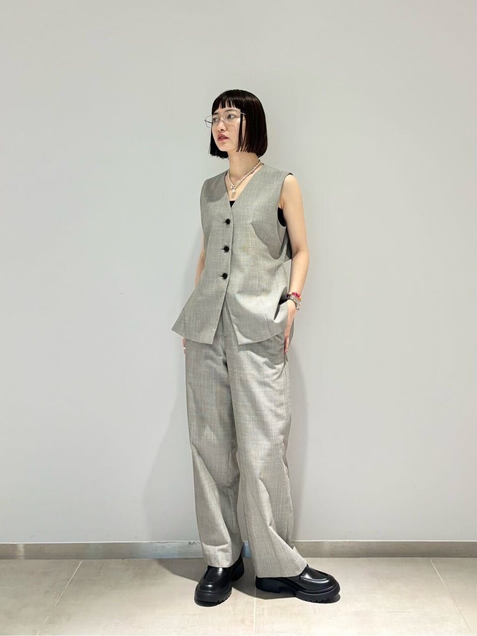 セットアップとローファーをあわせた女性