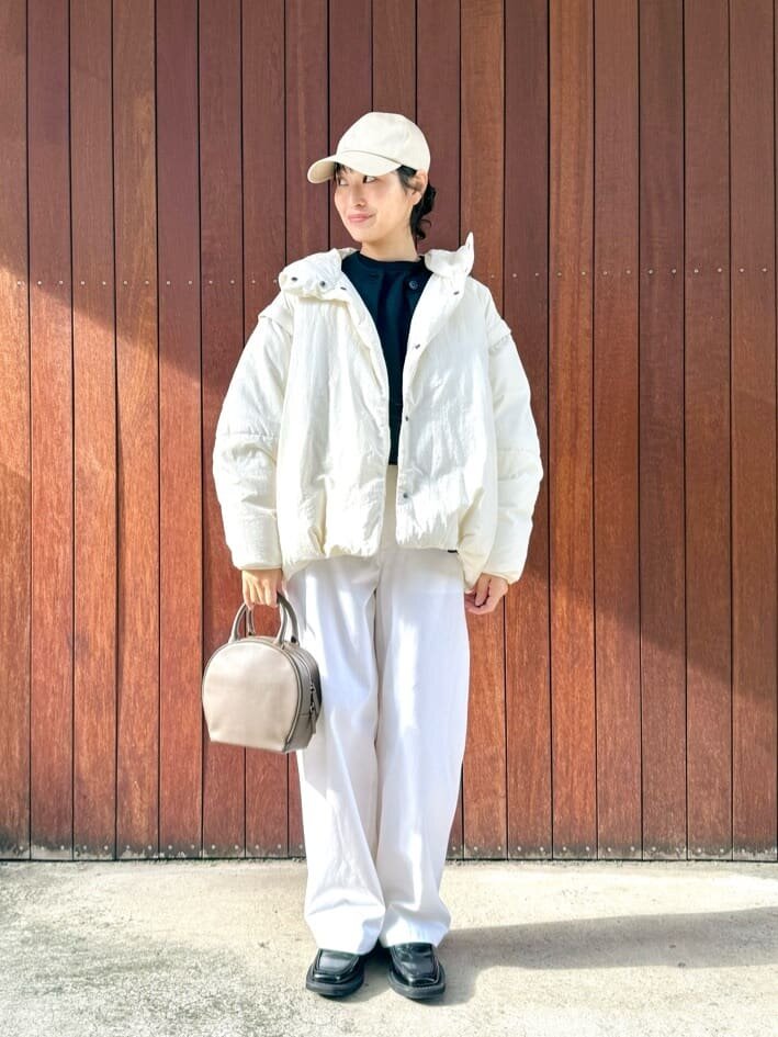 白のローファーとダウンをあわせた女性