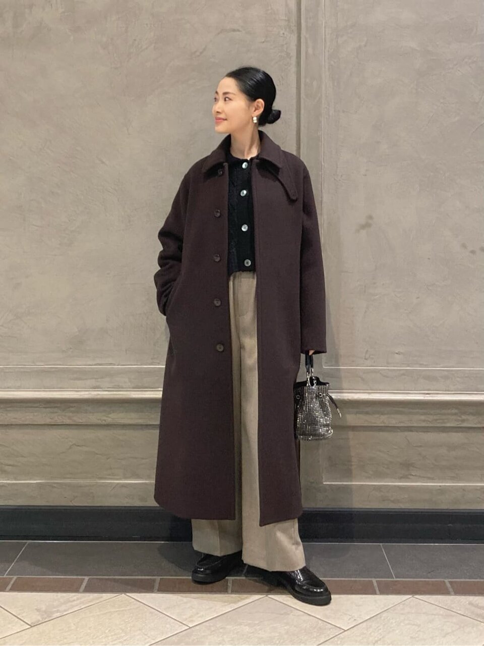 ロングコートとローファーをあわせた女性