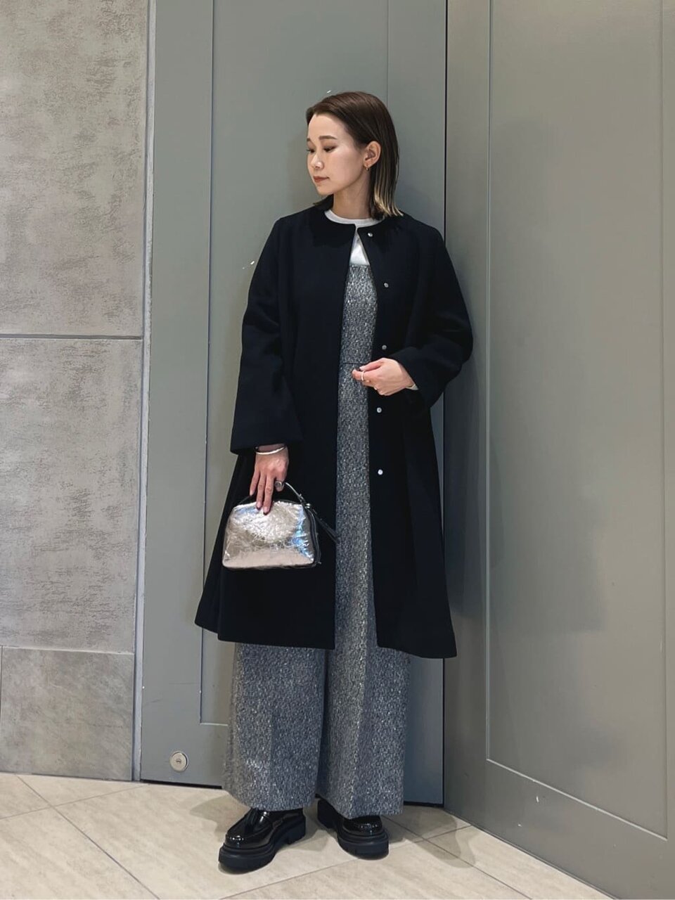 ロングコートとオールインワンを着た女性