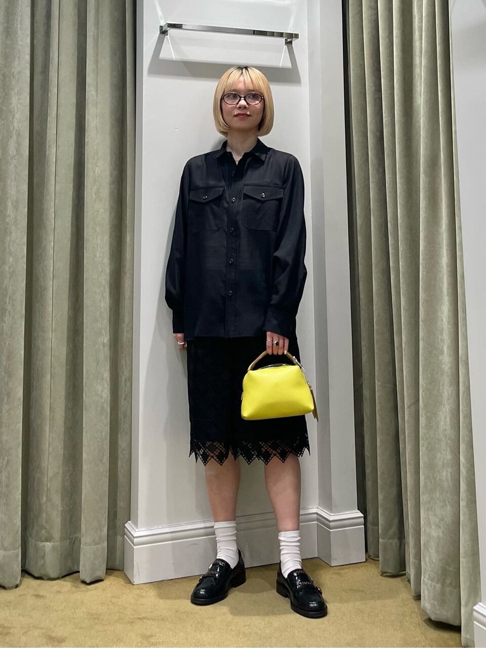 レースのショートパンツにローファーをあわせた女性