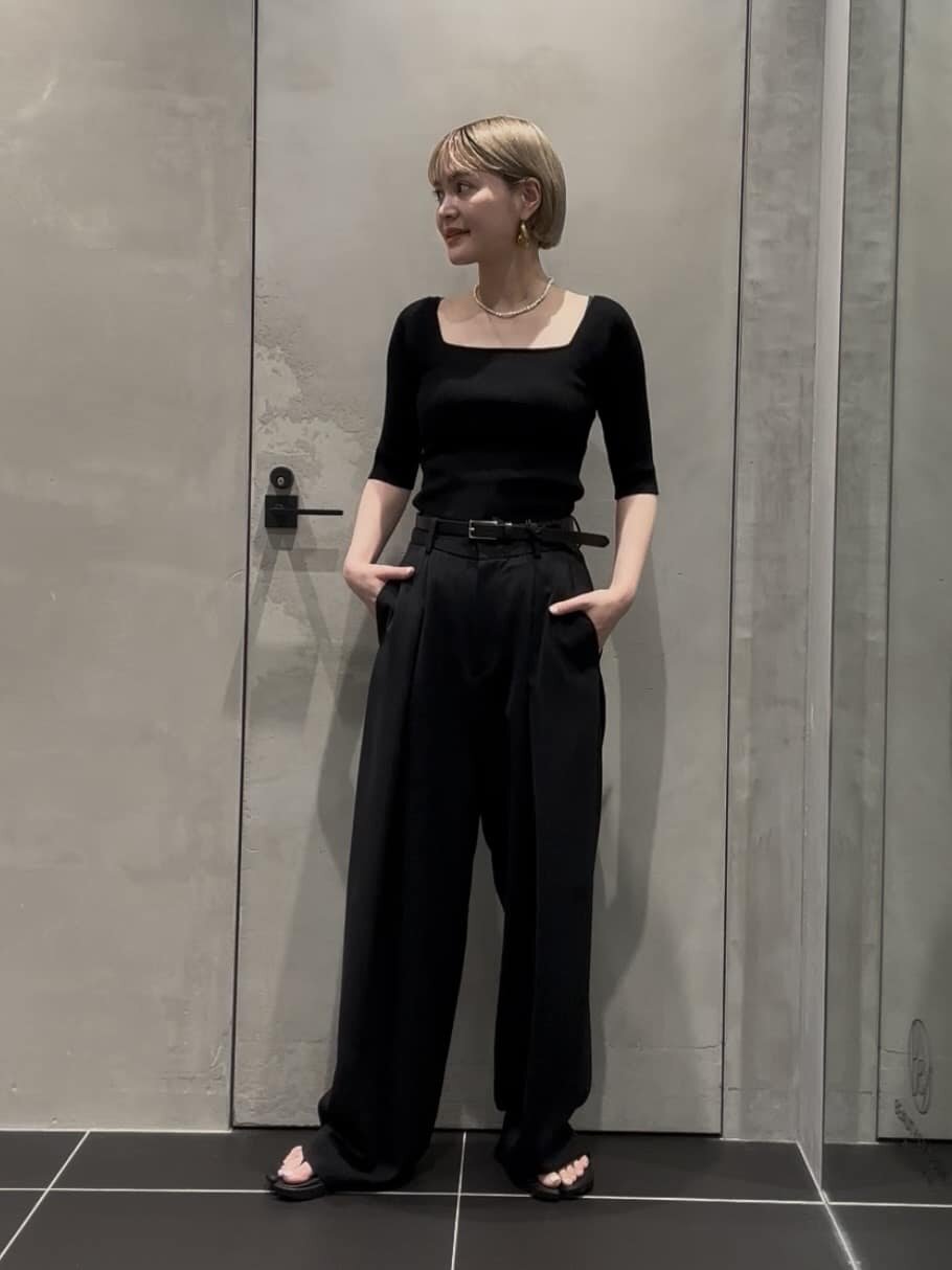 黒Tシャツとパンツの女性