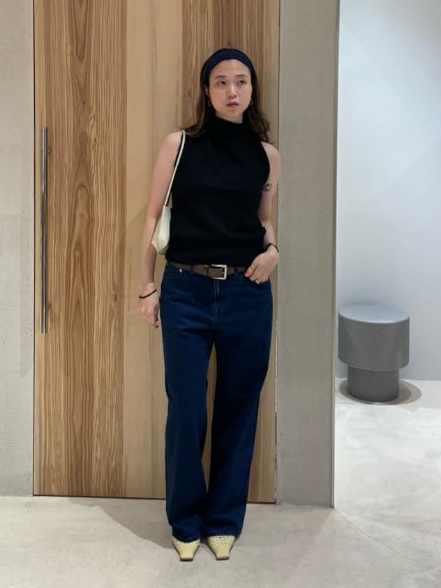 黒ニットとデニムを着た女性
