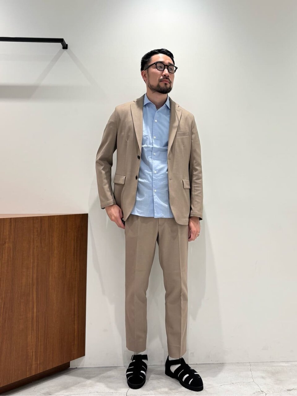 スキッパーシャツとジャケットを着た男性