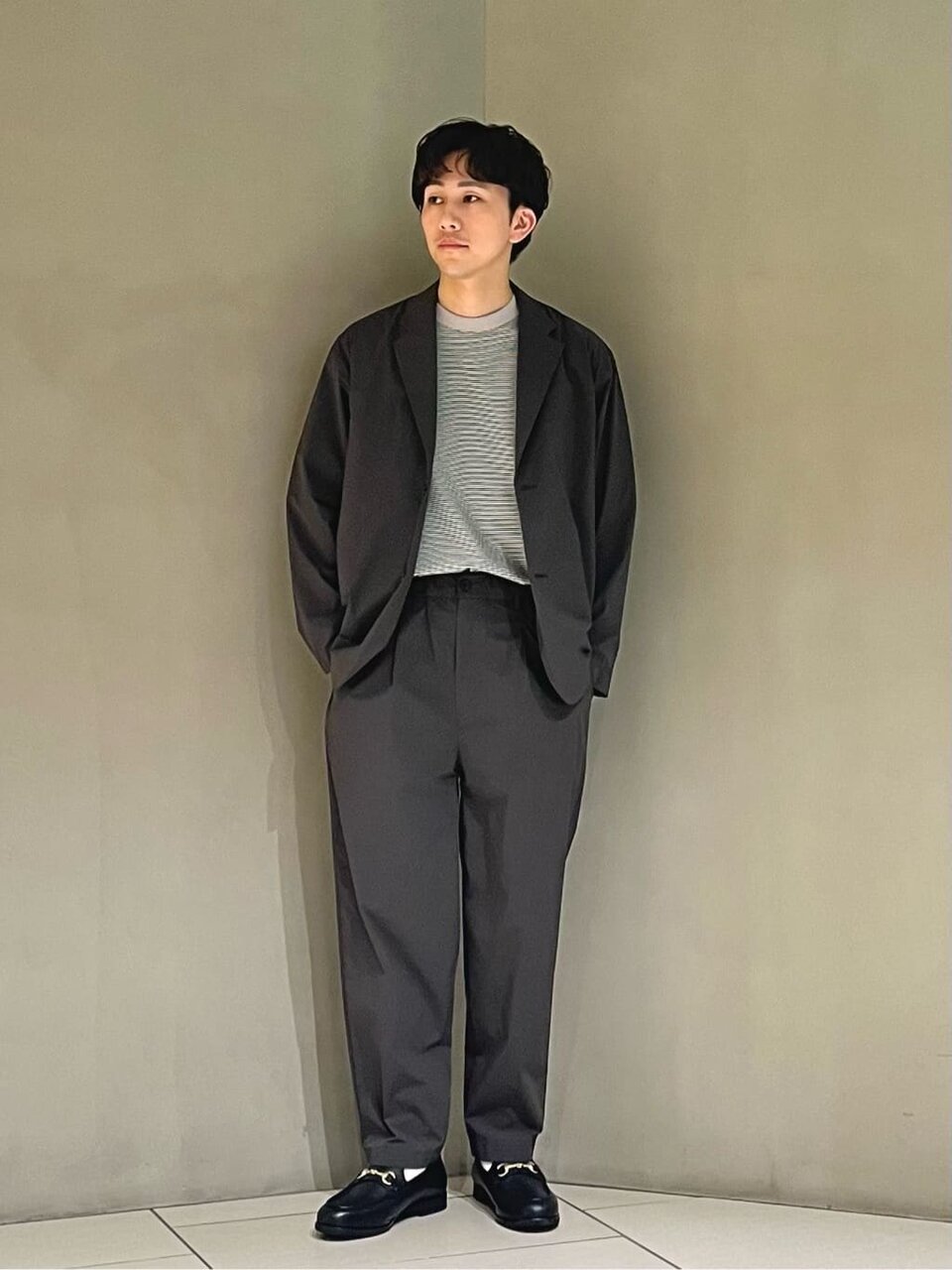 ボーダーカットソーとジャケットを着た男性