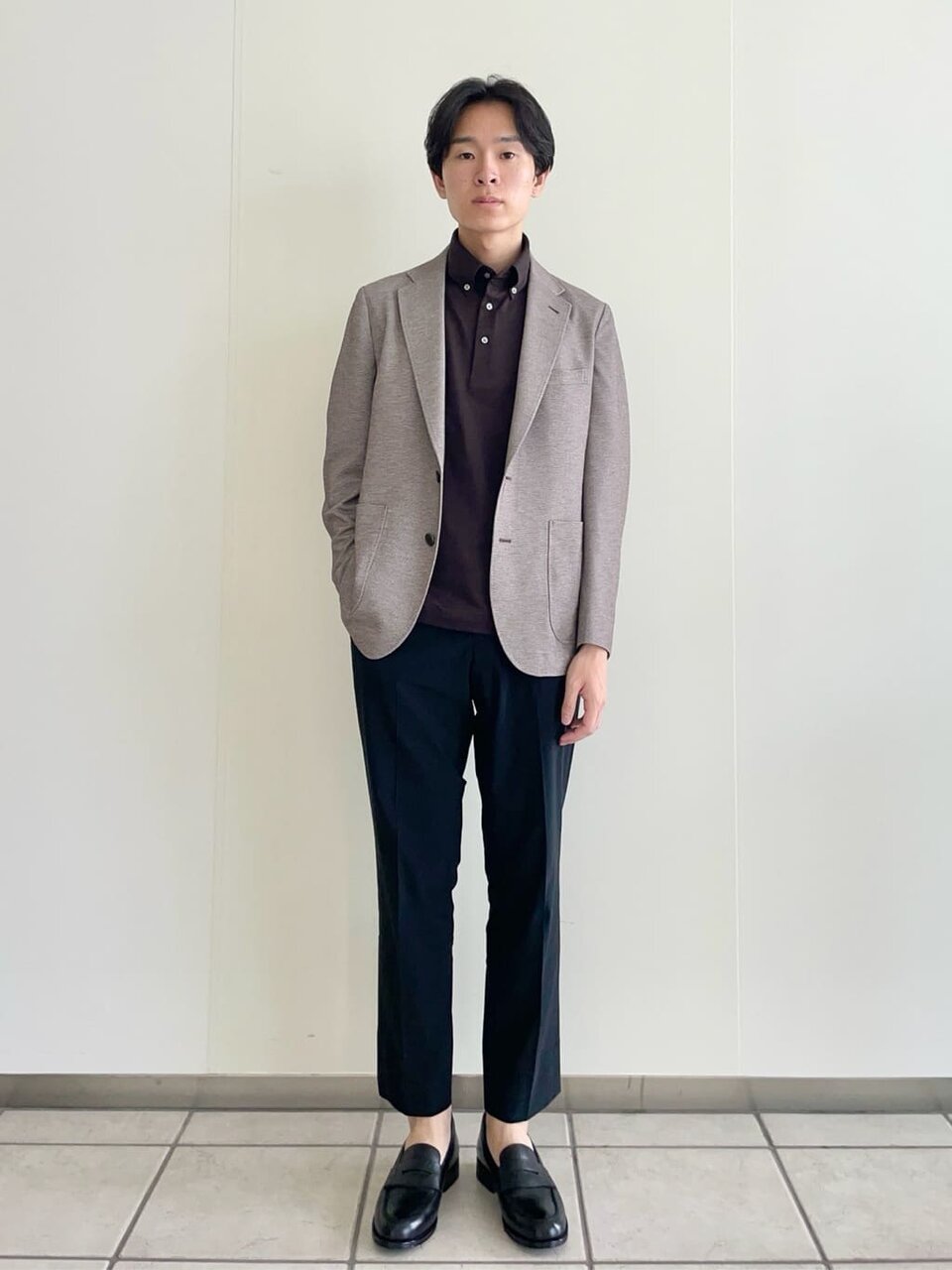 ジャケットとスラックスを着た男性