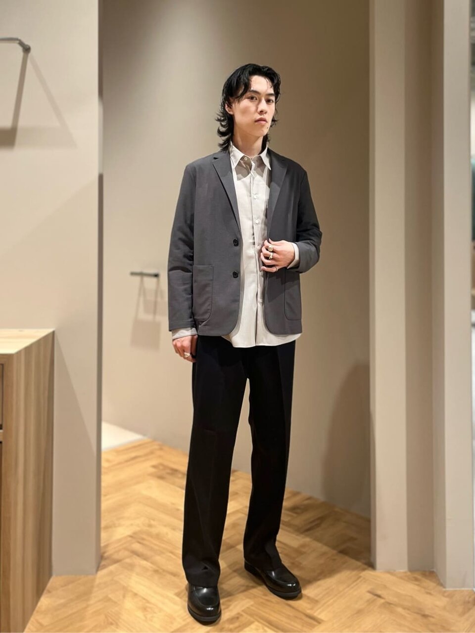 ジャケットとワイドパンツを着た男性