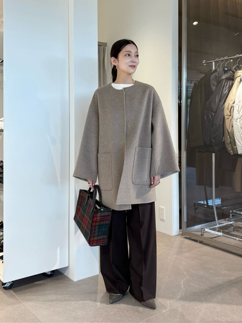 バイカラーコートとワイドパンツを着た女性