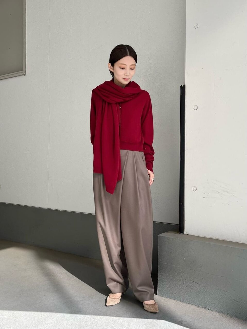 カシミヤストールとニットを着た女性
