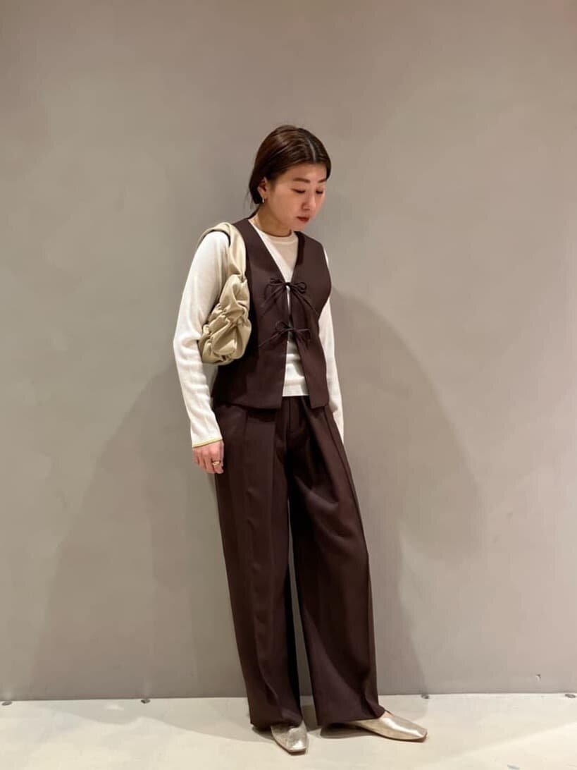 ブラウンのセットアップを着た女性