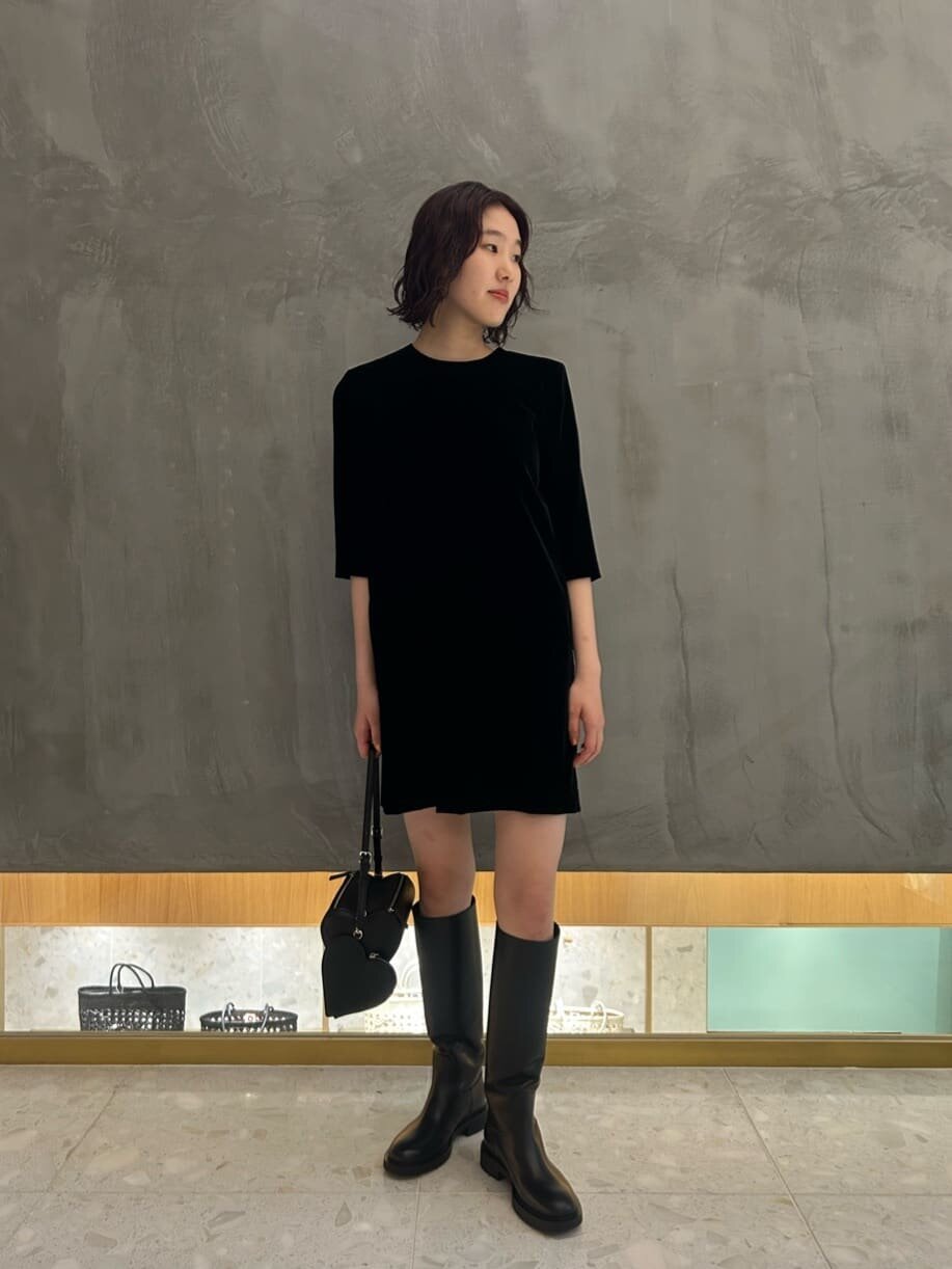 ミニスカートとロングっブーツを着た女性