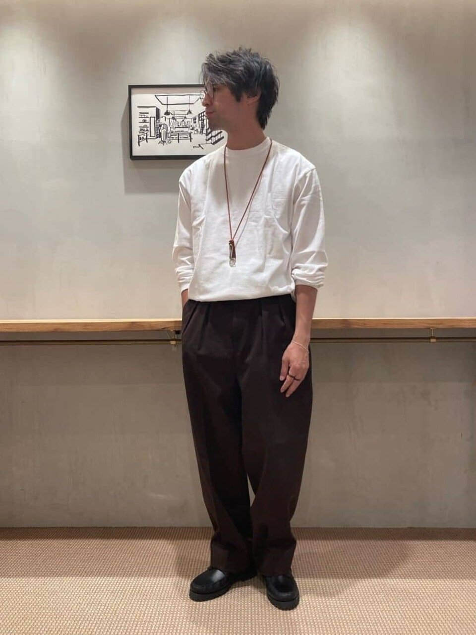 白のTシャツ×茶色のスラックスのコーデ