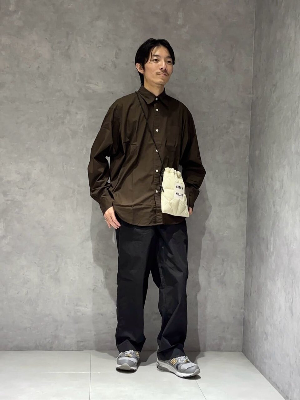 茶色のシャツ×黒のスラックスのコーデ