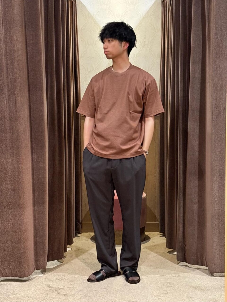 茶色のTシャツ×グレーのイージーパンツのコーデ