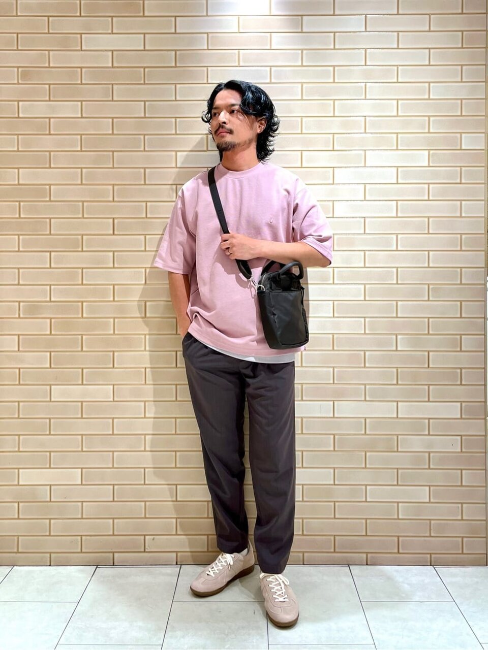 ライトピンクのTシャツ×茶色のイージーパンツのコーデ