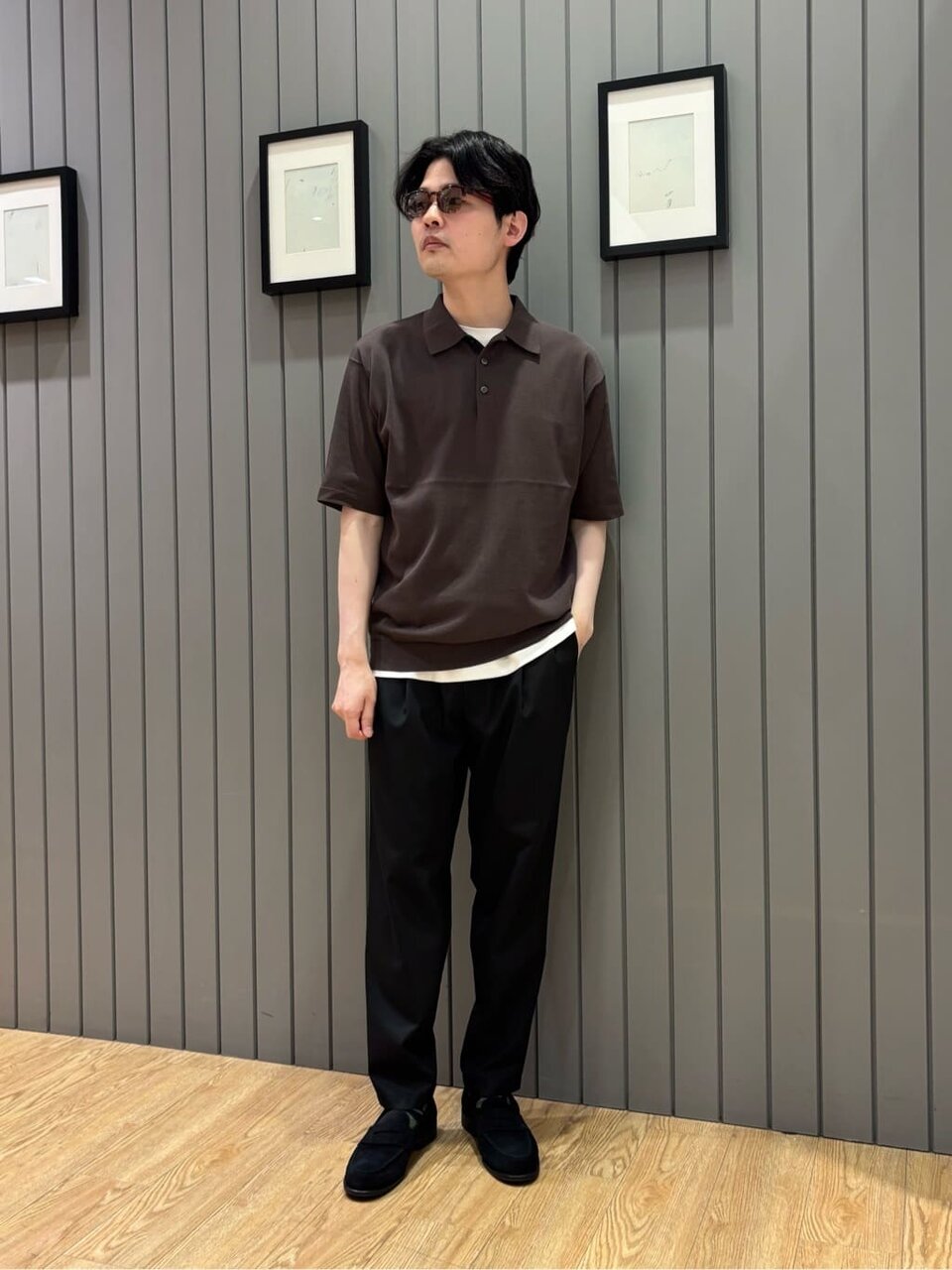 茶色のステンカラーコート×黒のワイドパンツのコーデ