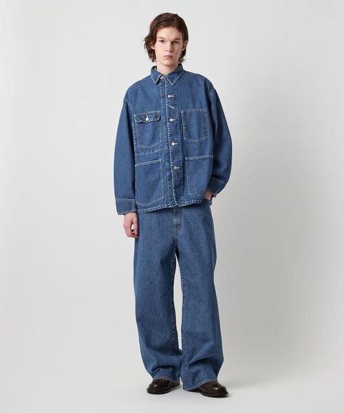 デニムのセットアップの男性