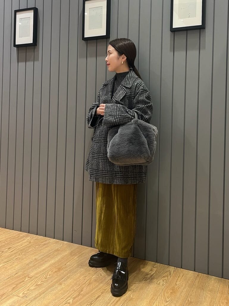 チェック柄コート×ベロアスカートのコーデ