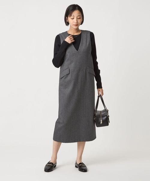 50代女性のジャンパースカートコーデ