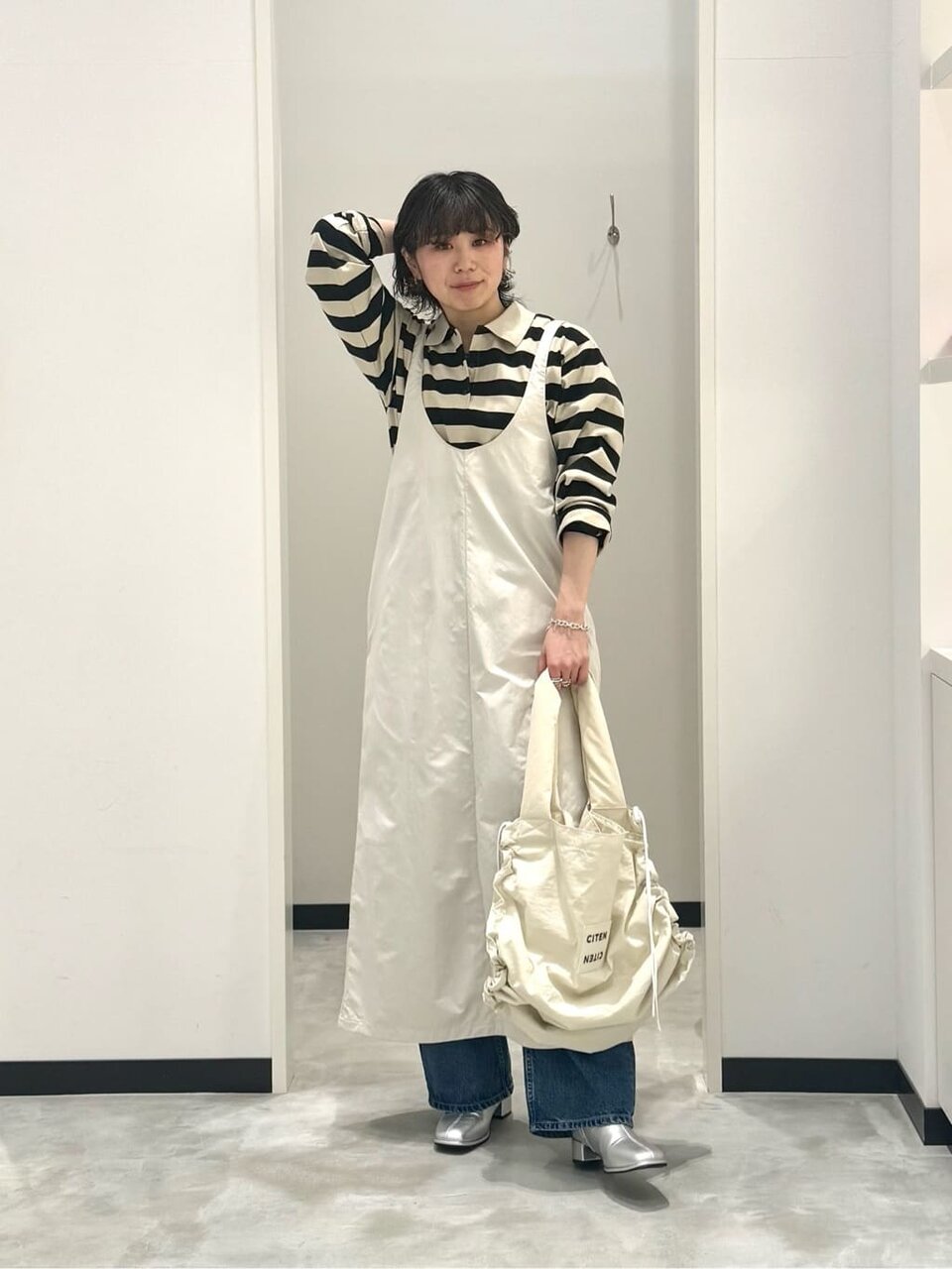 ジャンパースカート×デニムパンツのコーデ