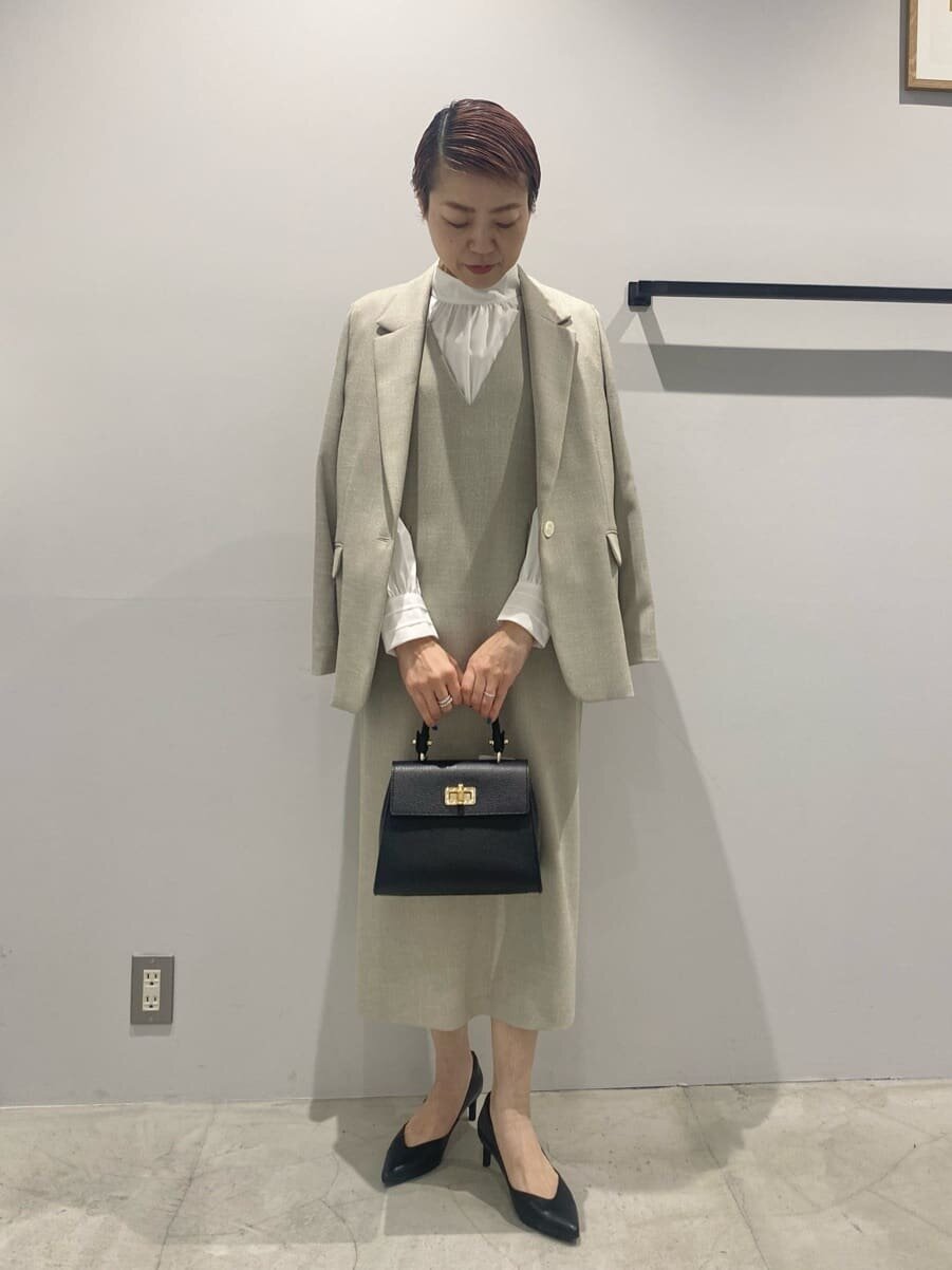 ジャンパースカート×ストレートパンツのコーデ