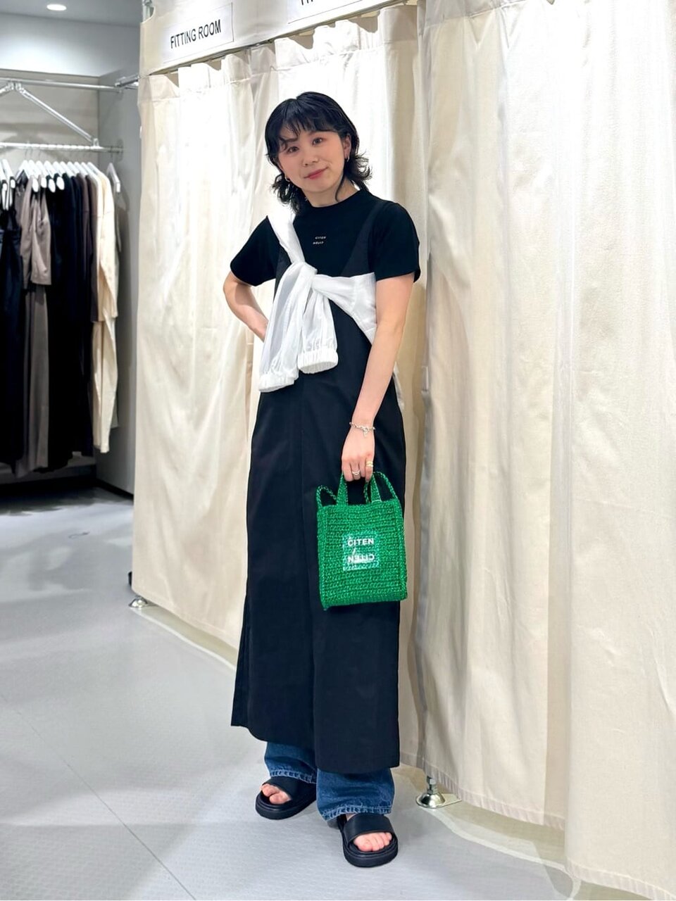 Tシャツ×ジャンパースカートのコーデ