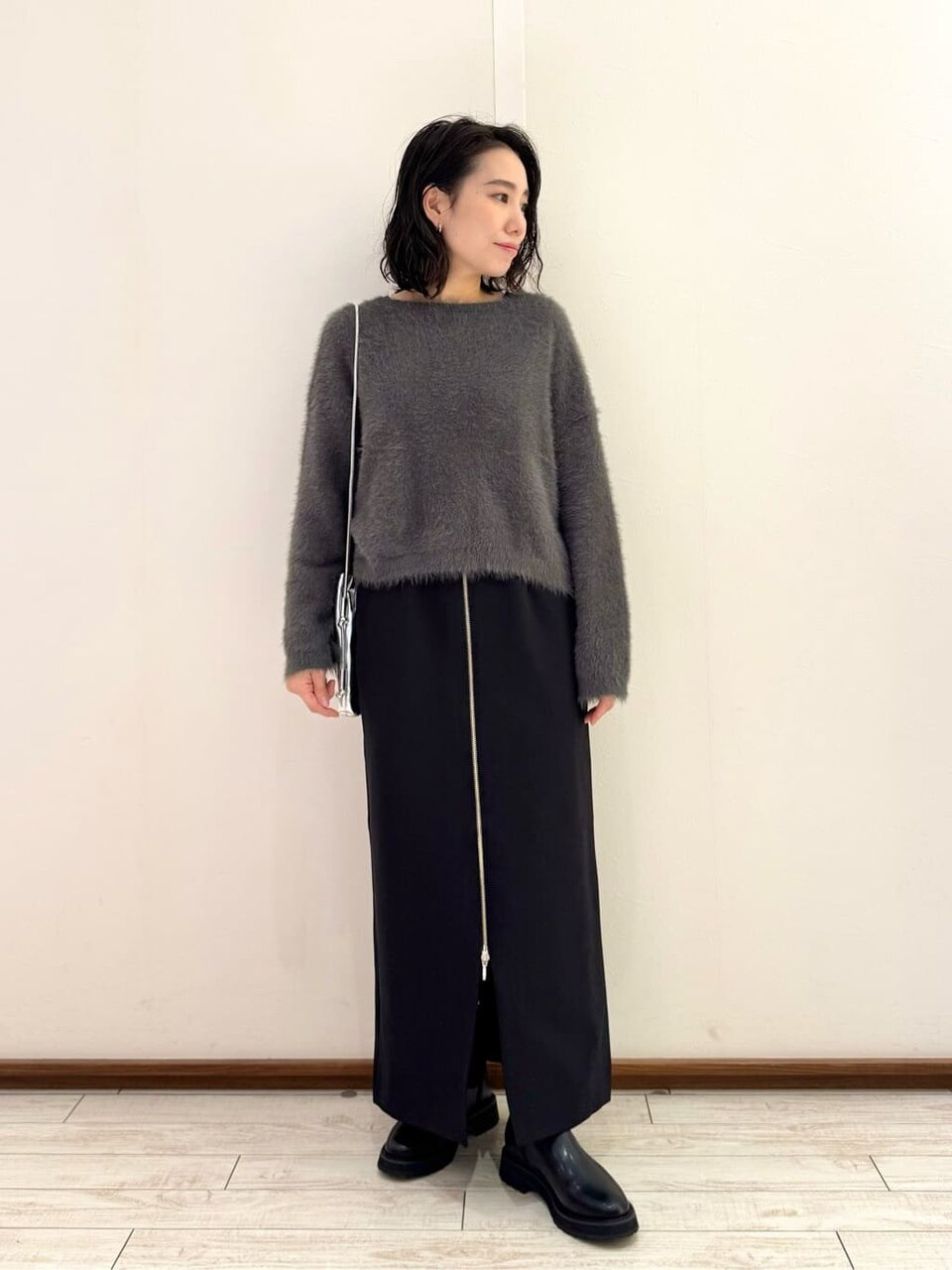 フェザーニット×ジャンパースカートのコーデ