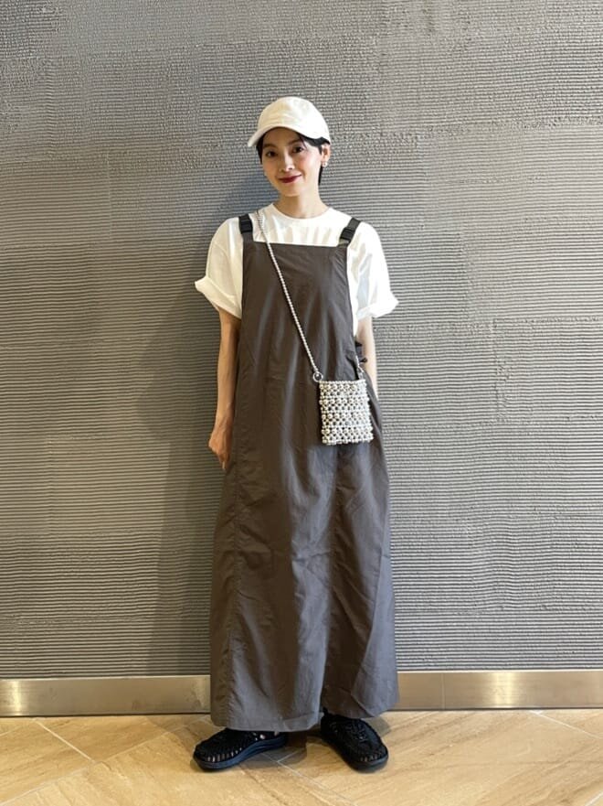 Tシャツ×ジャンパースカートのコーデ
