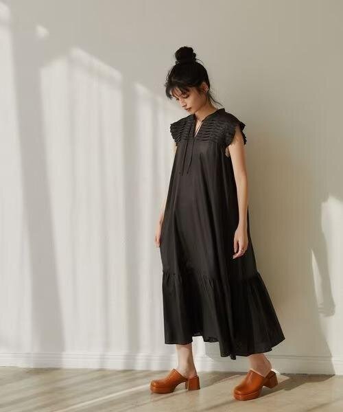 ふんわりとした黒のワンピースを着た女性