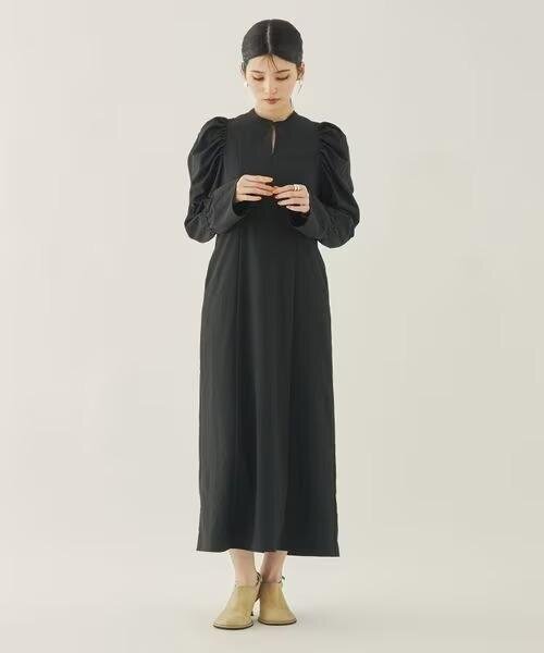 手元を見る女性